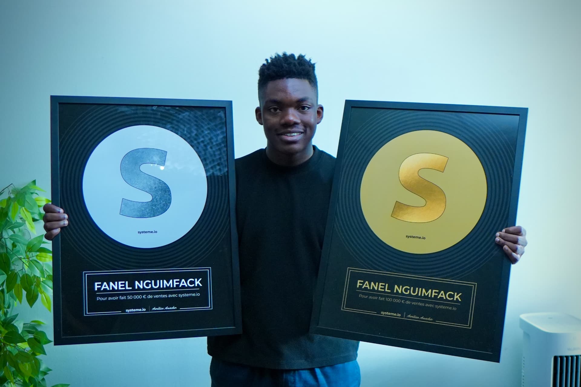 Fanel Nguimfack avec ses certifications systeme.io